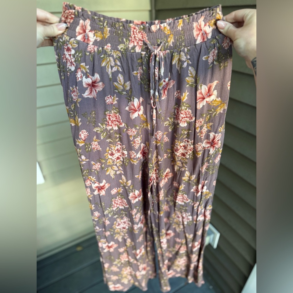 American Eagle Floral Wide-Leg Stretchy Pants - Mauve with Pink Flowers